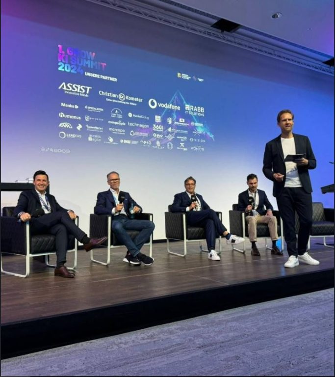 Hartmut von Kameke - HvK - Moderator live auf der Bühne beim KI-Summit von THE GROW Hartmut von Kameke, HvK, Moderator, sympathisch, charmant, kompetent, erfahren, TV, Events, Podcast, Talk, Interview, Sport, KI, Gesundheit