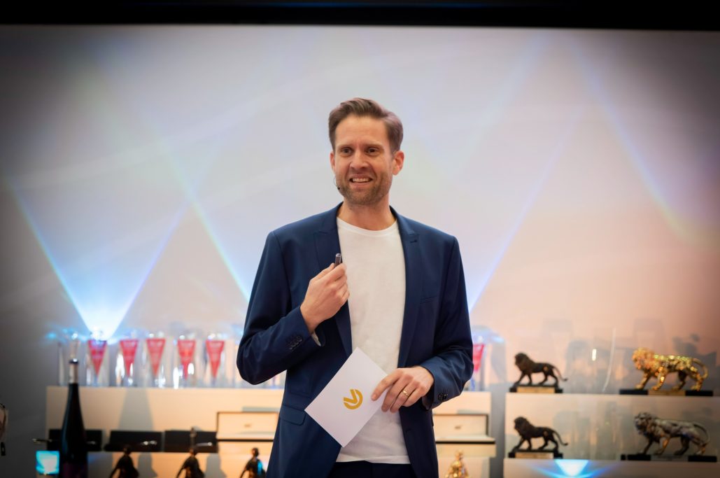 Hartmut von Kameke - HvK - charmante Moderation vor Publikum Hartmut von Kameke, HvK, Moderator, sympathisch, charmant, kompetent, erfahren, TV, Events, Podcast, Talk, Interview, Sport, KI, Gesundheit