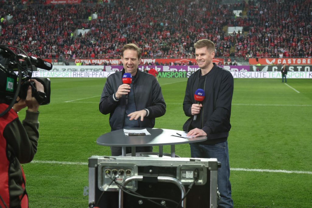 Hartmut von Kameke - HvK - Live Moderation im Stadion bei Sky mit Simon Terodde Hartmut von Kameke, HvK, Moderator, sympathisch, charmant, kompetent, erfahren, TV, Events, Podcast, Talk, Interview, Sport, KI, Gesundheit